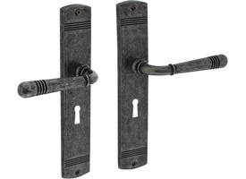 Deurkruk Helena op schild afgerond 235x45mm sleutelgat 56mm oud grijs