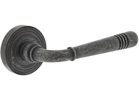 Deurkruk Helena op rozet verdekt met rillen ø55x10mm met nokken oud grijs