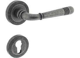 Deurkruk Helena op rozet verdekt met rillen ø55x10mm met nokken en cilinderrozetten oud grijs