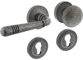 Knop/kruk garnituur links Helena op rozet verdekt met rillen ø55x10mm met nokken en cilinderrozetten oud grijs