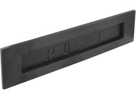 Briefplaat rechthoekig 330x77mm met verende klep binnendraaiend met tekst "POST" zwart