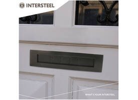 Briefplaat rechthoekig 330x77mm met verende klep binnendraaiend met tekst "POST" zwart
