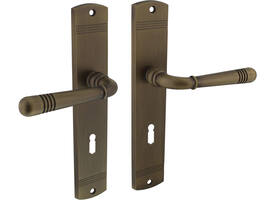 Deurkruk Helena op schild afgerond 235x45mm sleutelgat 72mm gebruineerd
