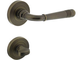Deurkruk Helena op rozet verdekt met rillen ø55x10mm met nokken en WC-sluiting met stift 8x8mm gebruineerd