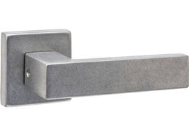 Deurkruk Amsterdam met rozet massief verdekt 53x53x10mm met nokken rvs getrommeld