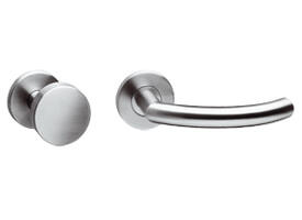Knop/kruk garnituur links Half rond/90° op rozet verdekt ø55x8mm en cilinderrozetten rvs