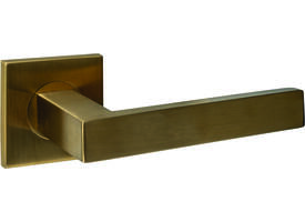 Deurkruk Q 05 op rozet verdekt 53x53x6mm PVD messing mat