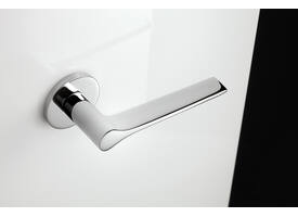 Olivari deurkruk Lama L + ronde geveerde rozet 51x5mm met nokken en doorgaande bevestiging Chroom