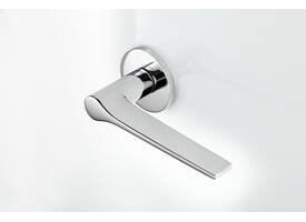 Olivari deurkruk Lama L + ronde geveerde rozet 51x5mm met nokken en doorgaande bevestiging Chroom