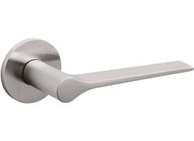 Olivari deurkruk Lama L + ronde geveerde rozet 51x5mm met nokken en doorgaande bevestiging RVS mat titaan PVD
