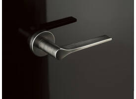 Olivari deurkruk Lama L + ronde geveerde rozet 51x5mm met nokken en doorgaande bevestiging RVS mat titaan PVD