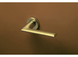 Olivari deurkruk Tecno + ronde geveerde rozet 51x5mm met nokken en doorgaande bevestiging Messing mat titaan PVD