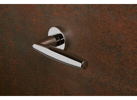 Olivari deurkruk Aurelia + ronde geveerde rozet 51x5mm met nokken en doorgaande bevestiging Chroom