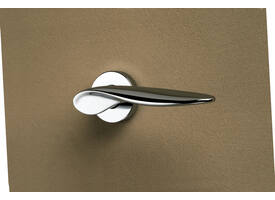Olivari deurkruk Wind + ronde geveerde rozet 51x5mm met nokken en doorgaande bevestiging Chroom