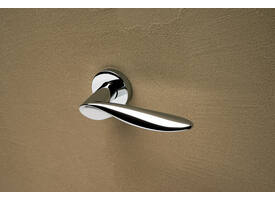 Olivari deurkruk Wind + ronde geveerde rozet 51x5mm met nokken en doorgaande bevestiging Chroom