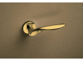 Olivari deurkruk Wind + ronde geveerde rozet 51x5mm met nokken en doorgaande bevestiging Messing mat titaan PVD