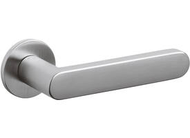 Olivari deurkruk Link + ronde geveerde rozet 51x5mm met nokken en doorgaande bevestiging Chroom mat