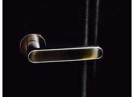 Olivari deurkruk Link + ronde geveerde rozet 51x5mm met nokken en doorgaande bevestiging RVS mat titaan PVD