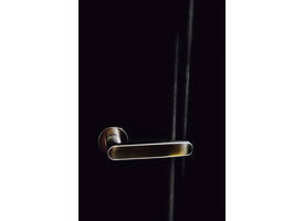 Olivari deurkruk Link + ronde geveerde rozet 51x5mm met nokken en doorgaande bevestiging RVS mat titaan PVD