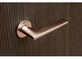 Olivari deurkruk Link + ronde geveerde rozet 51x5mm met nokken en doorgaande bevestiging Koper mat titaan PVD