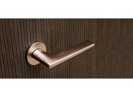 Olivari deurkruk Link + ronde geveerde rozet 51x5mm met nokken en doorgaande bevestiging Koper mat titaan PVD