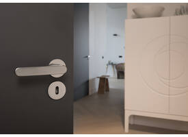 Olivari deurkruk Link + ronde geveerde rozet 51x5mm met nokken en doorgaande bevestiging Antraciet mat titaan PVD