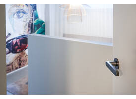 Olivari deurkruk Link + ronde geveerde rozet 51x5mm met nokken en doorgaande bevestiging Antraciet mat titaan PVD