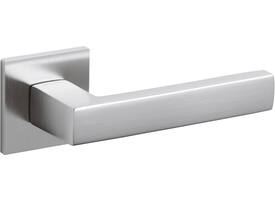Olivari deurkruk Planet Q + vierkant geveerde rozet 51x5mm met nokken en doorgaande bevestiging Chroom mat