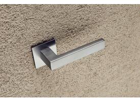 Olivari deurkruk Planet Q + vierkant geveerde rozet 51x5mm met nokken en doorgaande bevestiging Chroom mat