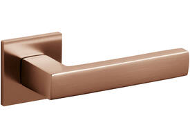 Olivari deurkruk Planet Q + vierkant geveerde rozet 51x5mm met nokken en doorgaande bevestiging Koper mat titaan PVD