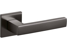Olivari deurkruk Planet Q + vierkant geveerde rozet 51x5mm met nokken en doorgaande bevestiging Antraciet mat titaan PVD