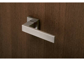 Olivari deurkruk Diana + vierkant geveerde rozet 51x5mm met nokken en doorgaande bevestiging Chroom mat