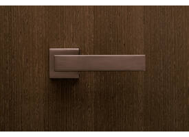 Olivari deurkruk Diana + vierkant geveerde rozet 51x5mm met nokken en doorgaande bevestiging Brons mat titaan PVD