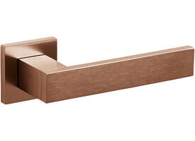 Olivari deurkruk Diana + vierkant geveerde rozet 51x5mm met nokken en doorgaande bevestiging Koper mat titaan PVD
