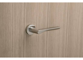 Olivari deurkruk Fin + ronde geveerde rozet 51x5mm met nokken en doorgaande bevestiging Chroom mat