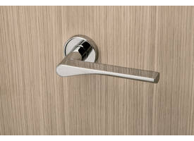 Olivari deurkruk Fin + ronde geveerde rozet 51x5mm met nokken en doorgaande bevestiging Chroom