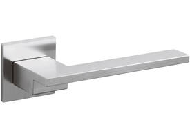 Olivari deurkruk Living + vierkant geveerde rozet 51x5mm met nokken en doorgaande bevestiging Chroom mat