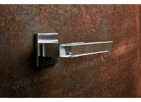 Olivari deurkruk Ice Cube + vierkant geveerde rozet 51x5mm met nokken en doorgaande bevestiging Chroom mat/transparant