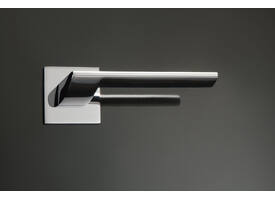 Olivari deurkruk Trend + vierkant geveerde rozet 51x5mm met nokken en doorgaande bevestiging Chroom