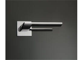 Olivari deurkruk Trend + vierkant geveerde rozet 51x5mm met nokken en doorgaande bevestiging Chroom