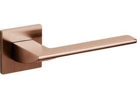 Olivari deurkruk Trend + vierkant geveerde rozet 51x5mm met nokken en doorgaande bevestiging Koper mat titaan PVD