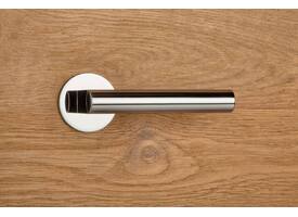 Olivari deurkruk Euclide + ronde geveerde rozet 51x5mm met nokken en doorgaande bevestiging Chroom