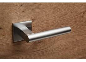 Olivari deurkruk Euclide Q + vierkant geveerde rozet 51x5mm met nokken en doorgaande bevestiging Chroom mat