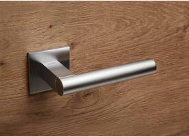Olivari deurkruk Euclide Q + vierkant geveerde rozet 51x5mm met nokken en doorgaande bevestiging Chroom mat
