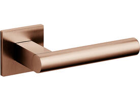 Olivari deurkruk Euclide Q + vierkant geveerde rozet 51x5mm met nokken en doorgaande bevestiging Koper mat titaan PVD