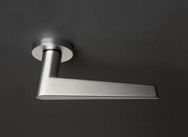 Olivari deurkruk Nina + ronde geveerde rozet 51x5mm met nokken en doorgaande bevestiging RVS mat titaan PVD
