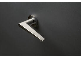Olivari deurkruk Nina + ronde geveerde rozet 51x5mm met nokken en doorgaande bevestiging RVS mat titaan PVD