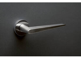 Olivari deurkruk Nina + ronde geveerde rozet 51x5mm met nokken en doorgaande bevestiging RVS mat titaan PVD