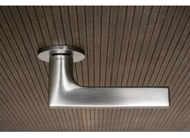 Olivari deurkruk Lotus + ronde geveerde rozet 51x5mm met nokken en doorgaande bevestiging Chroom mat