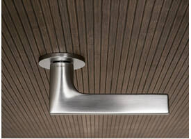 Olivari deurkruk Lotus + ronde geveerde rozet 51x5mm met nokken en doorgaande bevestiging Chroom mat